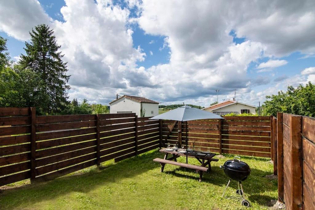 Treize Maison 3 Bed House In Centre Of Saint Severin Esterno foto